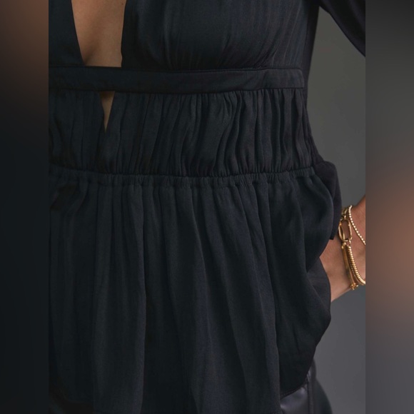 NWTs ANTHROPOLOGIE cut-out vneck top black size small - Picture 3 of 8